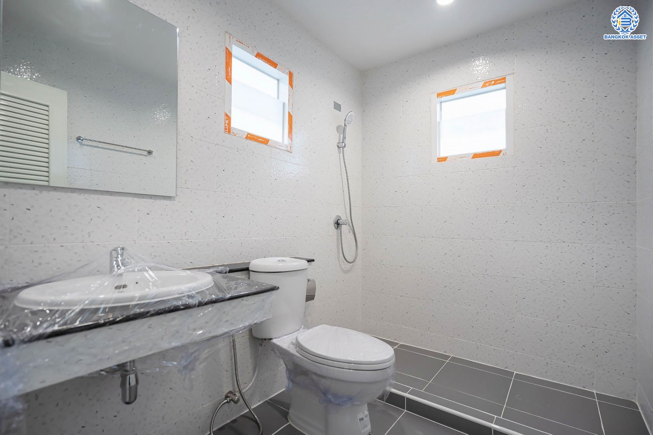 บ้านมือสองตกแต่งใหม่ โครงการ ภัสสร8 กาญจนาภิเษก (ซ.กันตนา) หลังมุม มีพื้นที่ขนาดใหญ่ เนื้อที่ 88.20 ตร.ว. ฟังก์ชั่น 3 ห้องนอน 3 ห้องน้ำ 1 ที่จอดรถ บนทำเลศักยภาพ โครงการติดถนนใหญ่ เข้า-ออกสะดวก ใกล้เซ็นทรัลเวสต์เกต รถไฟฟ้าสายสีม่วง "สถานีตลาดบางใหญ่" และจุดขึ้นทางด่วน "ศรีรัช"